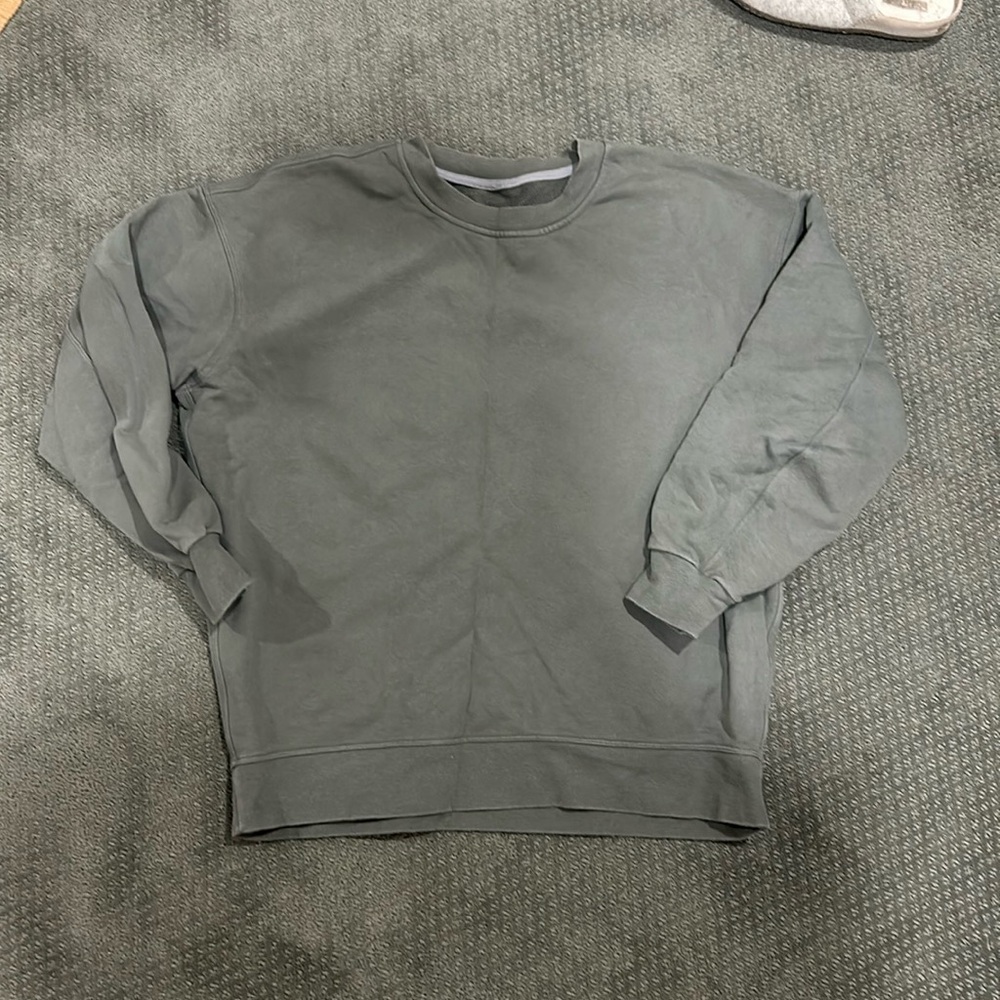Army green lululemon crew neck, size 6